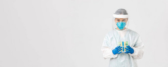 科维德冠状病毒疾病医疗保健工人概念严肃的表情小心亚洲女科技实验室工人研究员个人保护设备持有试管》疫苗
