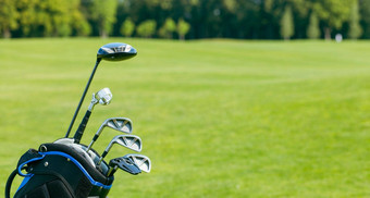 高尔夫球俱乐部高尔夫球袋孤立的集高尔夫球俱乐部高尔夫球手复制空间绿色背景特写镜头