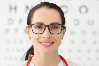 微笑女眼睛医生眼睛测试图表背景女眼镜商眼镜
