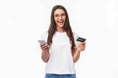 肖像快乐微笑漂亮的女人眼镜持有信贷卡移动电话笑相机很容易支付购买在线商店买的事情应用程序白色背景