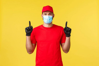 表达交付流感大流行科维德安全航运在线购物概念英俊的快递医疗面具红色的统一的指出手指通知客户促销