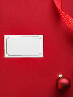 假期品牌身份设计圣诞节平铺概念白色空白业务卡圣诞节点缀装饰红色的纸背景平躺模型