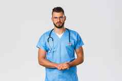 医疗保健工人医学科维德流感大流行self-quarantine概念严肃的表情确定专业医生实习生护士蓝色的实习医生风云眼镜会说话的病人