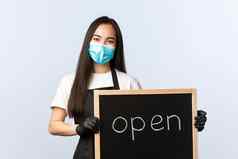 小业务科维德流感大流行防止病毒员工概念微笑可爱的亚洲女员工咖啡馆商店工人持有开放标志邀请游客