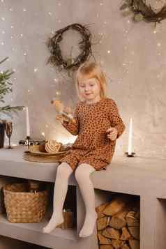 女孩玩圣诞节夏娃美丽的房子装饰一年假期北欧国家室内生活冷杉树木楼梯