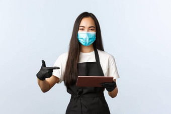 科维德在线订单小咖啡商店业务防止病毒概念微笑亚洲咖啡师女服务员医疗面具手套指出数字平板电脑采取消费者订单