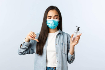 社会距离生活方式科维德流感大流行防止病毒概念失望亚洲女人医疗面具不赞成法官坏产品显示可怕的手洗手液责备