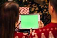 手持有平板电脑电脑绿色模拟屏幕高加索人夫妇平板电脑圣诞节视频调用快乐夫妇屏幕圣诞节节日沟通技术