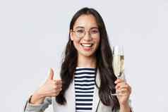 业务金融就业女成功的企业家概念快乐亚洲女商人庆祝办公室聚会，派对喝香槟显示竖起大拇指