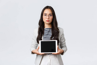 业务金融就业女成功的企业家概念严肃的表情办公室经理亚洲女员工介绍产品数字平板电脑显示