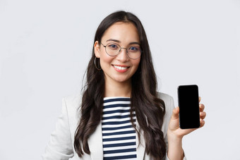 业务金融就业女成功的企业家概念特写镜头时尚的现代亚洲女商人介绍移动应用程序显示广告智能手机
