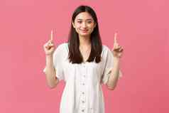 美人情绪夏天休闲假期概念微笑可爱的朝鲜文女孩白色衣服邀请事件指出手指广告产品粉红色的背景