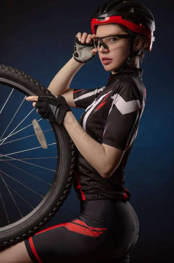 女孩骑<strong>自行车</strong>的人头盔