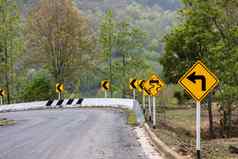 路标志谨慎指示左转危险湿滑的路山