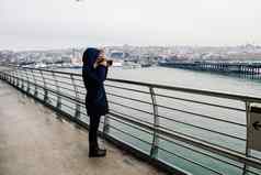 旅游女孩摄影师数码单反相机相机户外桥