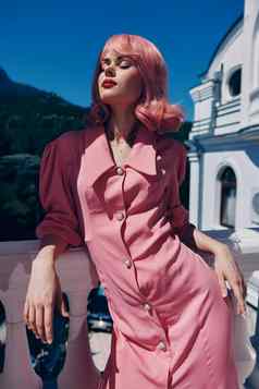 迷人的女人古董时尚粉红色的头发摆姿势夏天放松概念