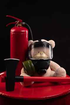 吉祥物火旅泰迪熊气体面具火灭火器红色的斧烟黑暗背景