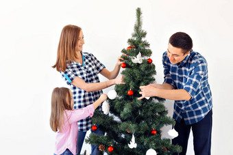 假期父母庆祝概念快乐家庭装修圣诞节树装饰物起居室白色背景