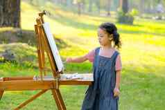 肖像女孩绘画花园公园早....光