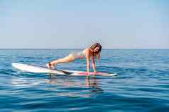 运动女孩鼻疽病冲浪板海阳光明媚的夏天一天条纹泳衣酒吧夏天活动风暴海