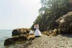 爱的婚礼夫妇海滩新娘新郎