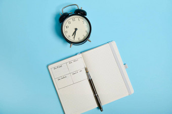 平躺开放笔记本时间表一天小时笔报警时钟彩色的背景复制空间时间管理的最后期限概念适当的规划组织时间
