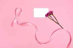 平躺长粉红色的丝带没完没了的结束象征乳房癌症意识一天可爱的花束花空白色空白塑料卡复制空间粉红色的背景