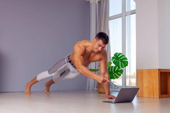 在线教练在线体育健身健康的生活方式概念男人。移动PC电脑<strong>板材</strong>锻炼首页流感大流行