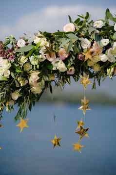 片段婚礼拱装饰茶玫瑰黄金星星
