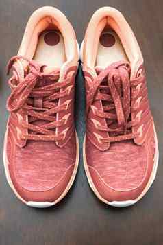 粉红色的运动鞋运行鞋子体育运动鞋子