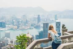 年轻的女人旅行者峰维多利亚背景在香港香港