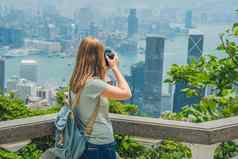 年轻的女人采取照片维多利亚港在香港香港中国