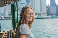 年轻的女人渡船在香港香港