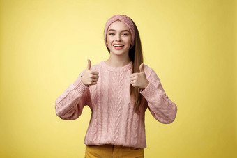 有吸引力的积极的年轻的女孩针织毛衣同意建议批准计划显示拇指推荐太棒了电影微笑欢呼支持朋友努力鼓励