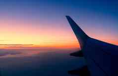 翼飞机日出天际线飞机飞行天空风景优美的视图飞机窗口商业航空公司飞行飞机翼云国际飞行旅行在国外新冠病毒