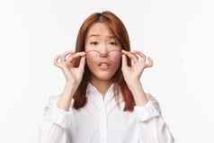 特写镜头肖像困惑不确定的可爱的亚洲女孩除去眼镜不确定的规定眼镜镜头不要适合站白色背景笨