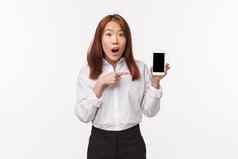 肖像深刻的印象感兴趣亚洲女显示发现互联网商店移动电话应用程序指出手指智能手机显示