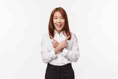 肖像快乐微笑亚洲女人办公室工人白色衬衫指出手指横盘整理左选择变体建议相机快乐的白色背景