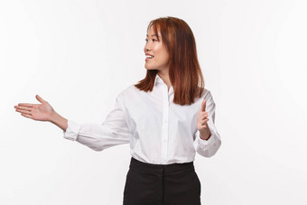 肖像专业年轻的亚洲女企业家夫人老板指出左相机显示微笑介绍项目会说话的观众站白色背景