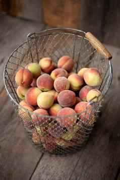 新鲜的桃子水果篮子黑暗木乡村背景前视图夏天收获水果生活集团成熟的桃子平躺素食主义者食物复制空间