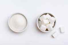 选择粒状糖糖多维数据集碗白色背景前视图