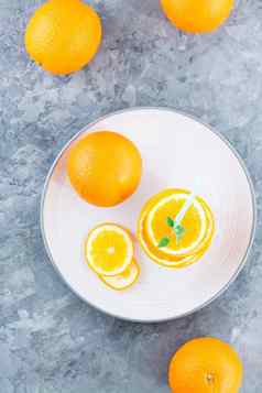 新鲜的橙色片堆栈薄荷叶子稻草喝模拟橙色汁前垂直视图希利吃
