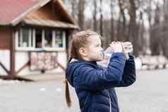 可爱的女孩饮料水瓶背景食物卡车城市公园外卖食物