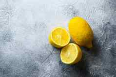 美味的切片柑橘类水果黄色的柠檬柠檬减少一半前视图复制空间新鲜的柑橘类水果维生素源灰色背景