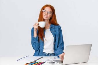 梦幻有才华的好看的红色头发的人女孩研究设计艺术梦幻深思熟虑的创建项目艺术作品站杯咖啡移动PC铅笔