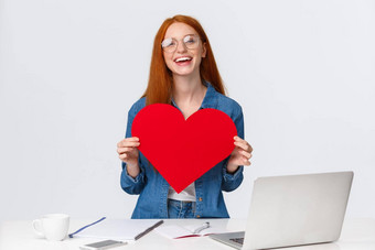情人节一天创造力感情概念快乐的微笑红色头发的人女孩长途的关系发送爱互联网网络有点显示大红色的心爱