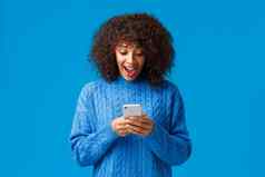 惊讶惊讶快乐感情的非裔美国人女人欢呼尖叫幸福高兴的是伟大的新闻邮件智能手机惊讶快乐的