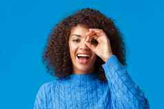距离特写镜头快乐的有吸引力的非裔美国人女人搜索发现伟大的假期折扣标志微笑很高兴蓝色的背景