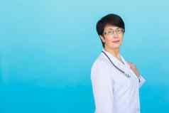 微笑医疗医生女人听诊器蓝色的背景复制空间