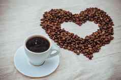 杯咖啡咖啡豆子形状心咖啡豆子孤立的白色背景烤咖啡豆子背景